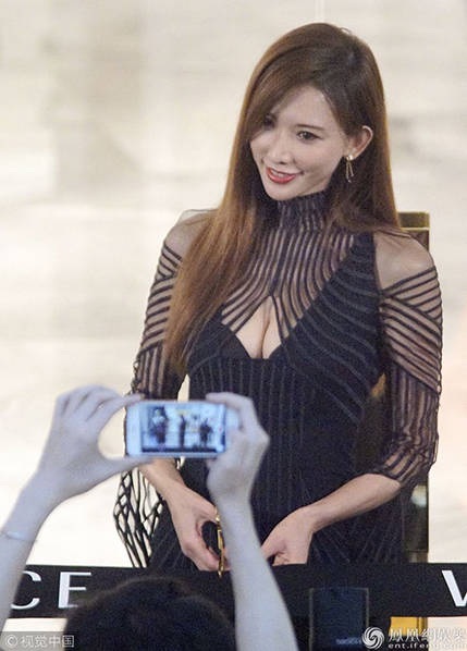 Lâm Chí Linh khoe da trắng sứ, má bầu bĩnh và thềm ngực đầy - 8
Danh tiếng và sự giàu có cũng đi kèm với tai tiếng. Lâm Chí Linh từng dính tin đồn cặp kè với đại gia để tiến thân, chụp ảnh nóng khi còn trẻ, và nhiều lần bị vạch mặt có liên quan tới đường dây bám dâm cao cấp. Năm ngoái, Trần Quán Hy công khai chỉ trích Lâm Chí Linh sống giả dối và cơ hội. Đáp lại những lời chỉ trích này, Lâm Chí Linh tỏ ra khá từ tốn.