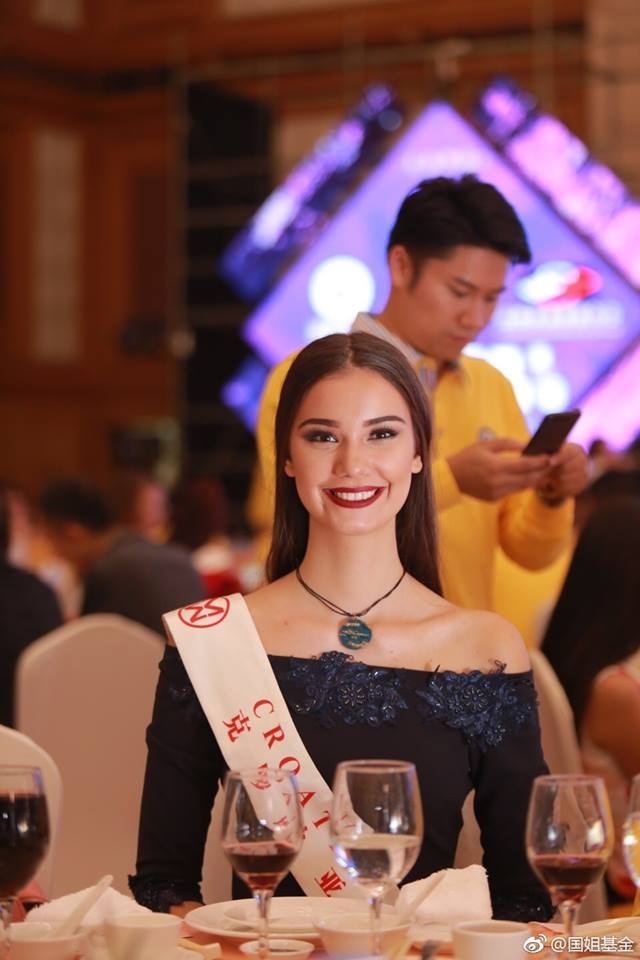 Hoa hậu Mỹ Linh diện áo dài trắng trong tiệc từ thiện của Hoa hậu Thế giới 2017 - 8 Hoa hậu Mỹ Linh diện áo dài trắng trong tiệc từ thiện của Hoa hậu Thế giới 2017 - 8