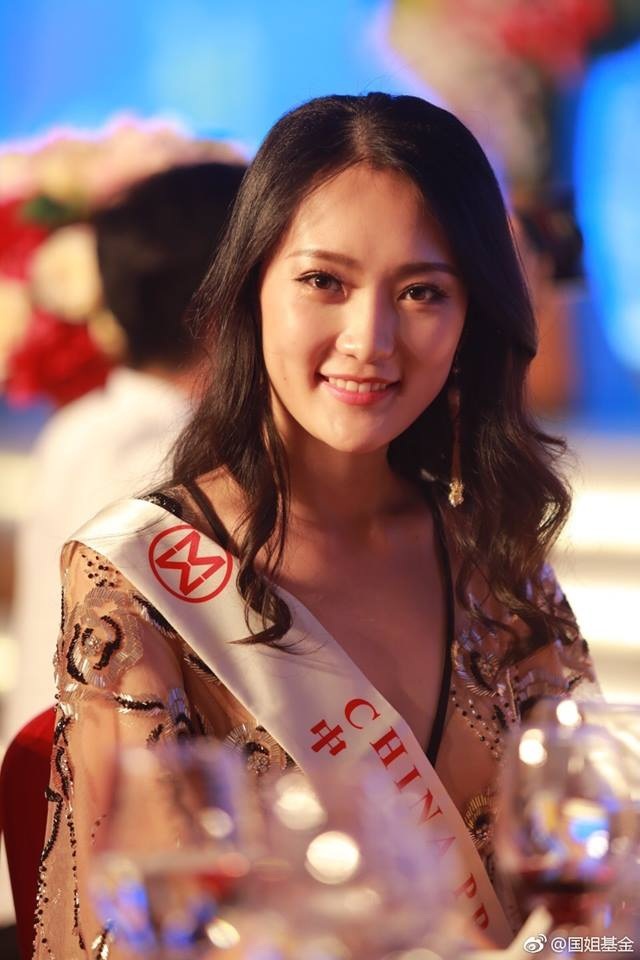 Hoa hậu Mỹ Linh diện áo dài trắng trong tiệc từ thiện của Hoa hậu Thế giới 2017 - 7 Hoa hậu Mỹ Linh diện áo dài trắng trong tiệc từ thiện của Hoa hậu Thế giới 2017 - 7