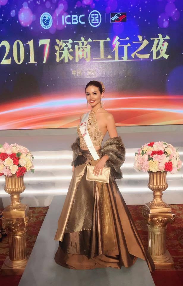 Hoa hậu Mỹ Linh diện áo dài trắng trong tiệc từ thiện của Hoa hậu Thế giới 2017 - 5 Hoa hậu Mỹ Linh diện áo dài trắng trong tiệc từ thiện của Hoa hậu Thế giới 2017 - 5