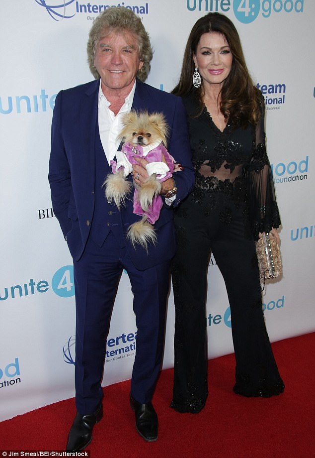 Ngưỡng mộ nhan sắc người đẹp U60 - 4
Ít người tin rằng cuộc hôn nhân của vợ chồng Lisa Vanderpump lại bền vững tới tận ngày nay khi mà họ chỉ tìm hiểu 6 tuần trước khi kết hôn và chàng hơn nàng tận 15 tuổi