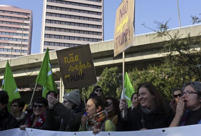 Cuộc tuần hành phản đối tân tổng thống Mỹ Donald Trump tại Lisbon, Bồ Đào Nha hôm 21/1 cũng thu hút đông đảo phụ nữ tham gia (Ảnh: QZ)