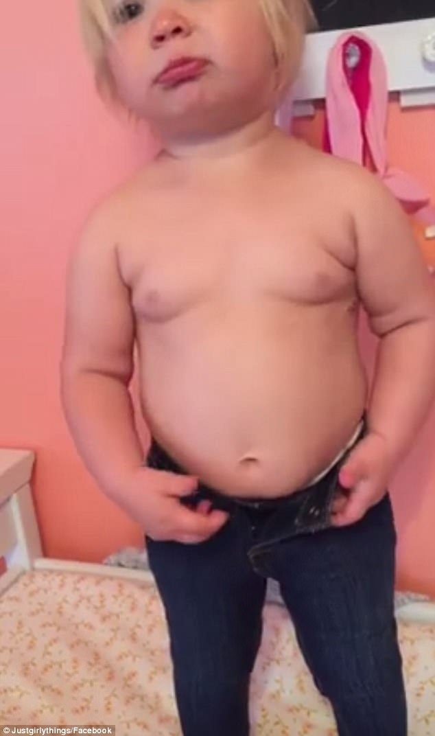 Dễ thương clip "bé phệ cố vào vừa quần jeans" - 1 Dễ thương clip "bé phệ cố vào vừa quần jeans" - 1