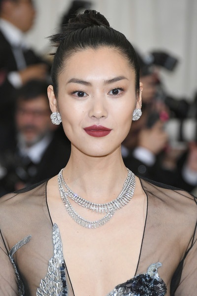 Siêu mẫu Trung Quốc mặc áo xuyên thấu trên thảm đỏ - 4
Liu Wen là một trong những siêu mẫu nổi tiếng nhất thế giới, cô là người mẫu Châu Á hiếm hoi được quảng cáo cho Estee Lauder. Ngoài ra người đẹp còn trình diễn cho Victorias Secret và lọt Top những siêu mẫu có thu nhập cao nhất thế giới do Forbes bình chọn
