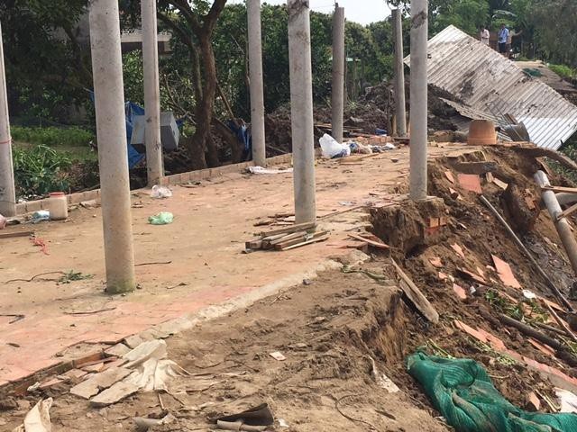 Sạt lở, 4 căn nhà trôi tuột xuống sông - 1 Hiện trường vụ sạt lở