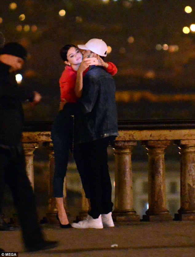 Selena Gomez và tình mới tiếp tục khám phá nước Ý - 10
Trước đó đôi tình nhân đẹp đã có những khoảnh khắc lãng mạn tại Florence