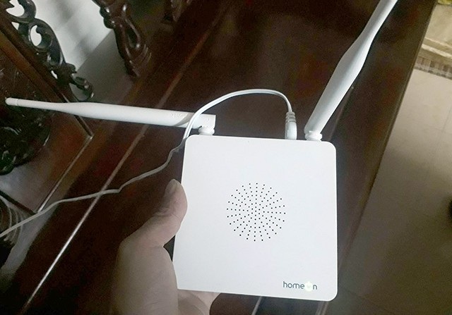 Nhằm thay thế dần hệ thống loa phường đã “hoàn thành sứ mệnh lịch sử”, hơn 100 thiết bị điện tử thông minh (trong tổng số 200) đã được lắp đặt thí điểm tại từng hộ dân. (Ảnh: Quang Phong)