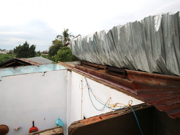 Phần mái nhà bị gió lốc cuốn đi