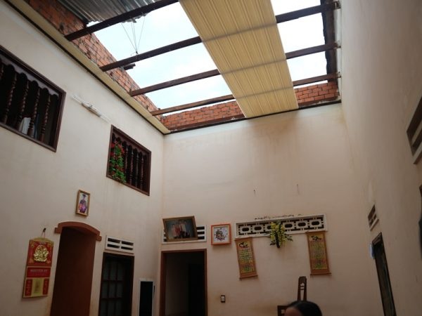 Phần mái nhà và trần bị cuốn đi gần hết