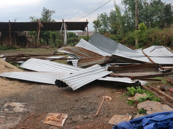 
Mái tôn bay tứ tung.
