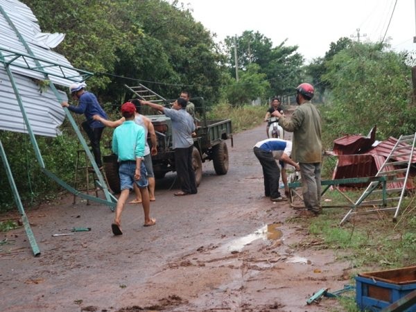 
Người dân khắc phục hậu quả thiên tai

