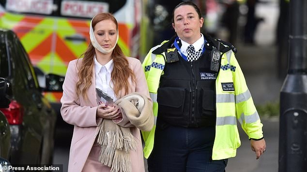 Ông Trump tính siết chặt lệnh cấm nhập cảnh sau vụ nổ bom London - 2 Một người bị thương sau vụ nổ tại ga tàu điện ngầm ở London ngày 15/9 (Ảnh: PA)