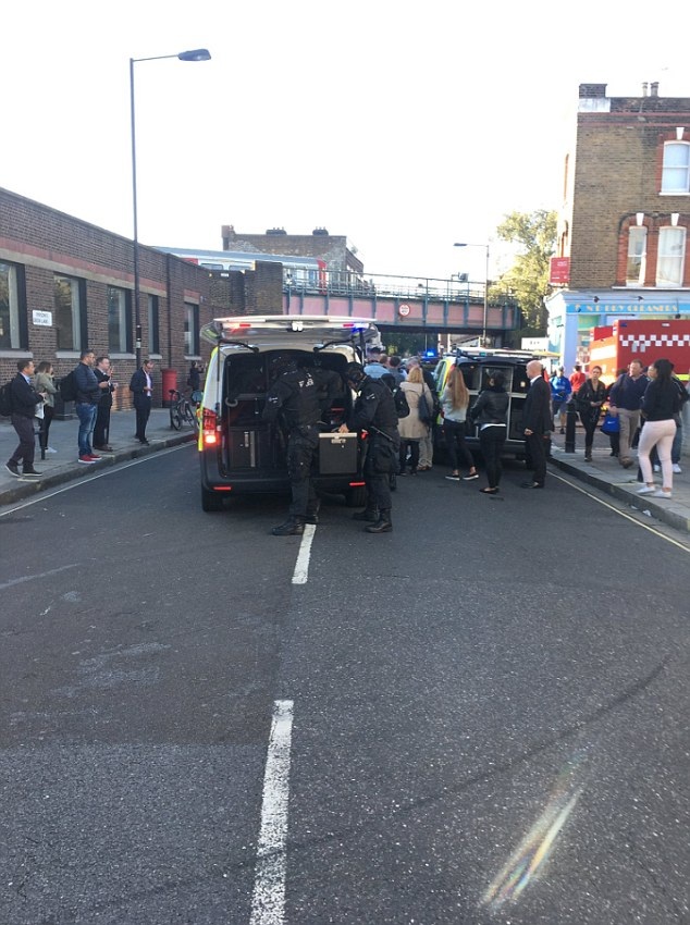 Nổ bom tự chế trên tàu điện ngầm ở London, nghi ngờ có liên quan đến khủng bố - 8
(Ảnh: Reuters)