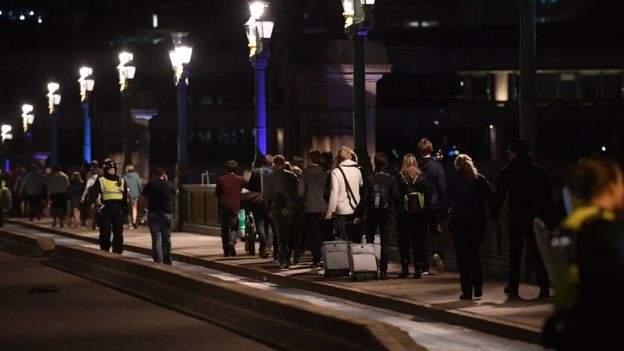 Thủ đô London rúng động vì các vụ tấn công khủng bố - 6
Cảnh sát nhanh chóng đối phó với các nghi phạm và sơ tán mọi người gần hiện trường (Ảnh: Reuters)