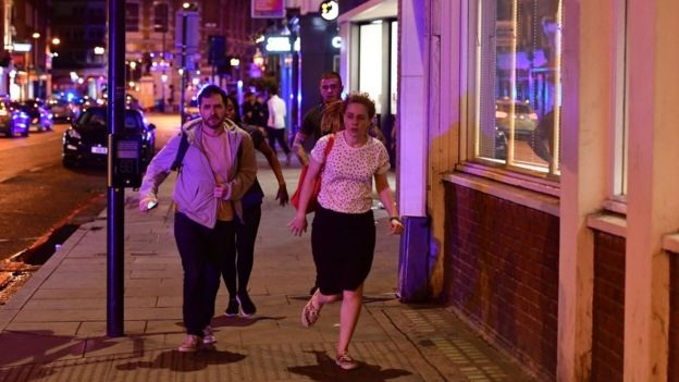 Thủ đô London rúng động vì các vụ tấn công khủng bố - 5
Cảnh sát London cho hay họ bắt đầu nhận được thông tin nói rằng một phương tiện lao vào những người đi bộ trên cầu London vào lúc 10h08 tối qua giờ địa phương (Ảnh: Reuters)