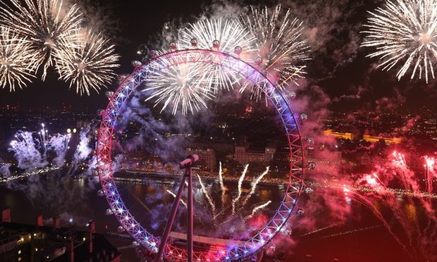 Pháo hoa rợp trời châu Âu chào đón năm mới 2017 - 6
Pháo hoa rực rỡ hai bên bờ sông Thames và vòng tròn khổng lồ ở thủ đô London, Anh (Ảnh: PA)