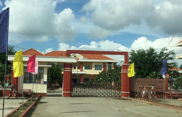 Vụ "xẻ thịt" hàng chục nghìn m2 đất nông nghiệp: Đừng để bài ca rút kinh nghiệm lại vang lên! - 1
UBND xã Long Thượng để xảy ra hàng loạt sai phạm trong quản lý, sử dụng đất.