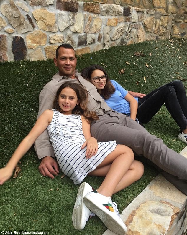 Con riêng của Alex Rodriguez tự hào vì cha hò hẹn với Jennifer Lopez - 2
Hai cô con gái riêng của Alex Rodriguez tự hào vì cha là bạn trai của Jennifer Lopez.