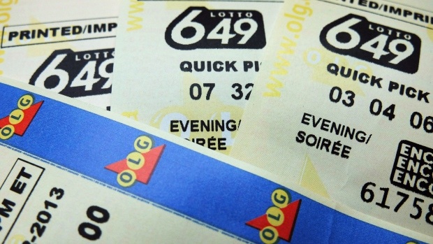 Vợ chồng đưa nhau ra tòa vì trúng xổ số 114 tỷ đồng - 1
Cặp vợ chồng mua vé số Lotto 649 và trúng 5 triệu USD. (Nguồn: CTV News)