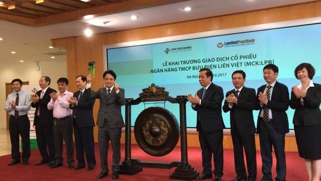 Chủ tịch Nguyễn Đức Hưởng: "Giá LPB giảm phiên chào sàn cũng là bình thường...!" - 2
Phát biểu trong ngày đầu chào sàn, ông Nguyễn Đức Hưởng cho biết, khi cổ phiếu lên sàn sẽ chịu quy luật chung của quy luật kinh doanh là có lên có xuống, nhưng ông kỳ vọng sẽ lên nhanh và xuống chậm.