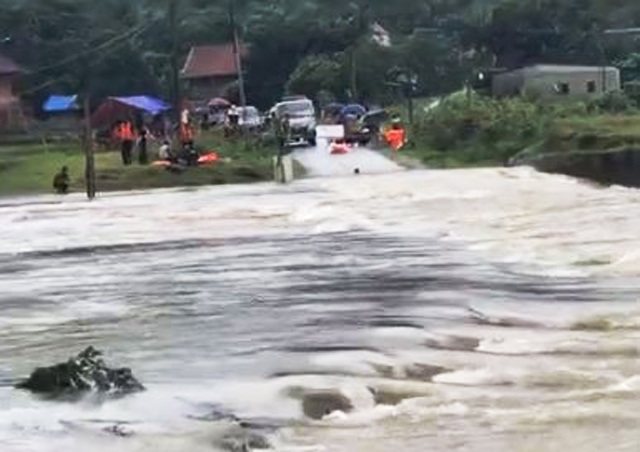 Lội sang nhà mẹ đẻ, người đàn ông tật nguyền bị nước cuốn trôi - 1 Trong ngày 7/10, trên địa bàn huyện Con Cuông (Nghệ An) có mưa lớn khiến nước từ các khe suối dâng cao đột ngột, tiềm ẩn nguy hiểm cho người dân