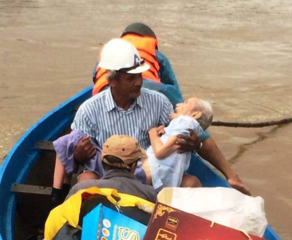 
Di chuyển người già ra khỏi các vùng ngập lụt (ảnh Văn Tiến)
