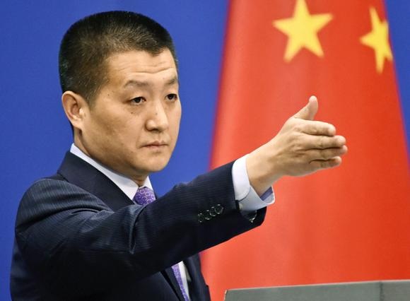 Trung Quốc lên tiếng việc Tổng thống Trump "lạnh nhạt" với Chủ tịch Tập Cận Bình - 1
Phát ngôn viên Bộ Ngoại giao Trung Quốc Lục Khảng. (Ảnh: Reuters)