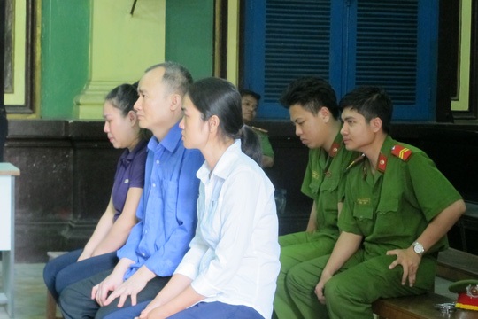 Nhân viên BHXH lập hồ sơ giả, chiếm đoạt 1,3 tỉ đồng tiền bảo hiểm thai sản - 1 Các bị cáo tại tòa