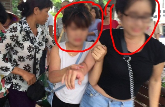 Hai “hot girl” bán tăm với giá cắt cổ bên hồ Gươm bị người dân vây giữ - 1 Hai cô gái trẻ bị người dân giữ lại vì cho rằng có hành vi chặt chém du khách.