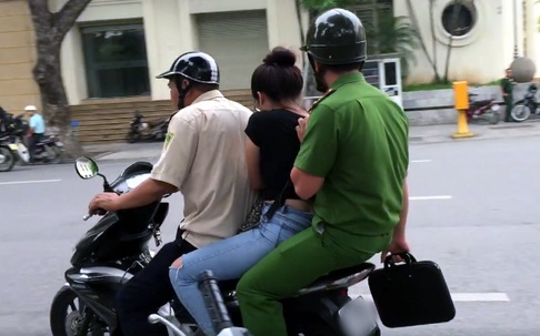 Hai “hot girl” bán tăm với giá cắt cổ bên hồ Gươm bị người dân vây giữ - 3 Công an đưa một trong hai cô gái về trụ sở.