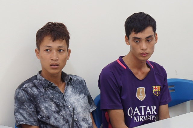 Lộ diện chân rết đường dây lừa đảo chiếm đoạt tiền tỷ bằng thông báo nợ cước điện thoại - 1 Nguyễn Hữu Thu (bên trái) và Phạm Đình Luận tại cơ quan cảnh sát điều tra Công an tỉnh Nghệ An