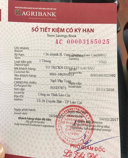 Lời kể của khách hàng bị mắc bẫy sổ tiết kiệm giả, mất hàng trăm tỷ đồng - 2
Hàng chục người dân tin lời Huệ nổ đã đưa cho Huệ hàng chục tỉ đồng đi gửi tiết kiệm, sau đó nhận được quyển sổ tiết kiệm bị tẩy xoá số tiền.