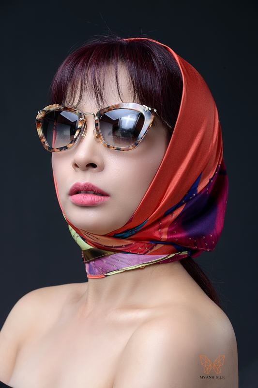 Thúy Hằng xinh đẹp như một quý cô Paris với kiểu quàng khăn cổ điển.