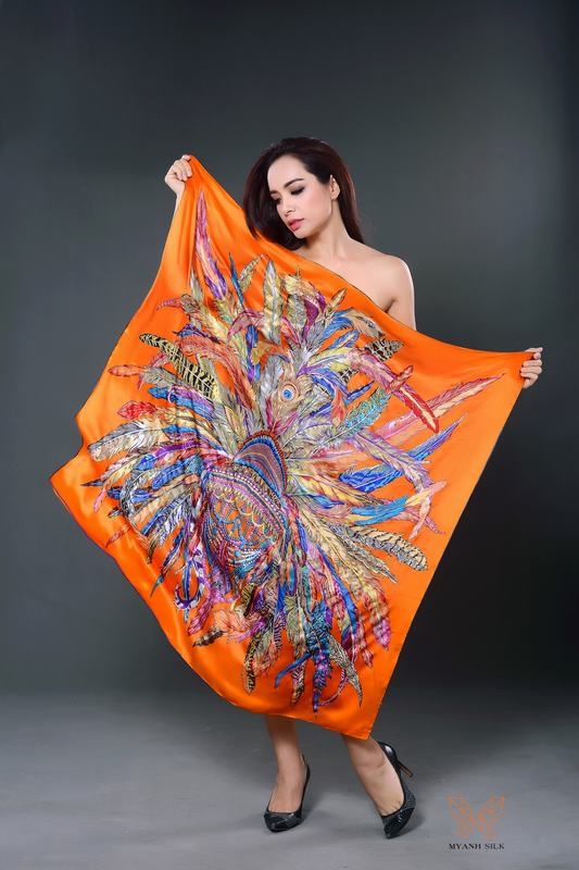 Phá cách, tự tin phô diễn vóc dáng nóng bỏng những quý cô showbiz thích thú với cách kết hợp biến khăn lụa thành váy áo.