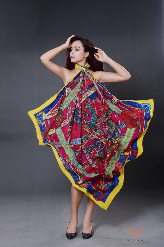 Từ dáng vẻ kiêu sa, thần thái sang trọng, Thúy Hằng - Thúy Hạnh đã thực sự hóa thân thành những quý cô thời trang sở hữu chiếc khăn “ma thuật”.