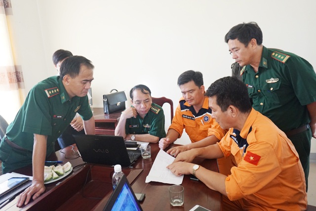 Vụ tìm kiếm 13 thuyền viên: Phát hiện bộ bảo hộ của thủy thủ tàu VTB26 - 4 Ông Nguyễn Văn Tính (áo vàng ngoài cùng) bàn phương án với Sở chỉ huy tìm kiếm cứu nạn phía trước sẽ thực hiện trong ngày mai