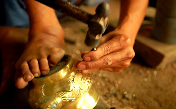 Làng đúc lư đồng hiếm hoi tại Sài Gòn rộn ràng ngày cận Tết - 4 Lư đồng được trặm khắc hoa văn tinh xảo.