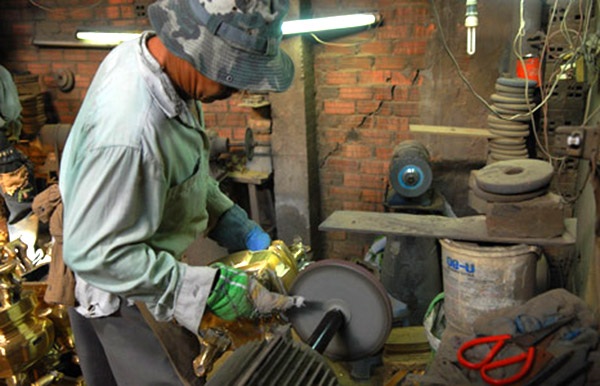 Làng đúc lư đồng hiếm hoi tại Sài Gòn rộn ràng ngày cận Tết - 2 Lư đồng được mài các góc cạnh.