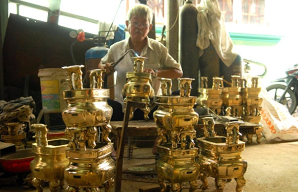 Làng đúc lư đồng hiếm hoi tại Sài Gòn rộn ràng ngày cận Tết - 5 Lư đồng được xử lý ở công đoạn cuối cùng trước khi ra lò.