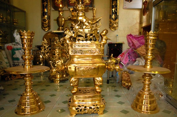 Làng đúc lư đồng hiếm hoi tại Sài Gòn rộn ràng ngày cận Tết - 7 Những bộ lư đồng hoàn chỉnh sau nhiều công đoạn công phu.