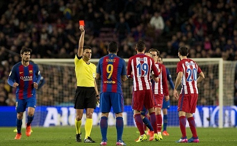 Kháng cáo bất thành, Luis Suarez lỗi hẹn với trận chung kết Cúp Nhà vua - 1
Suarez nhận thẻ đỏ khá vô duyên ở trận đấu với Atletico