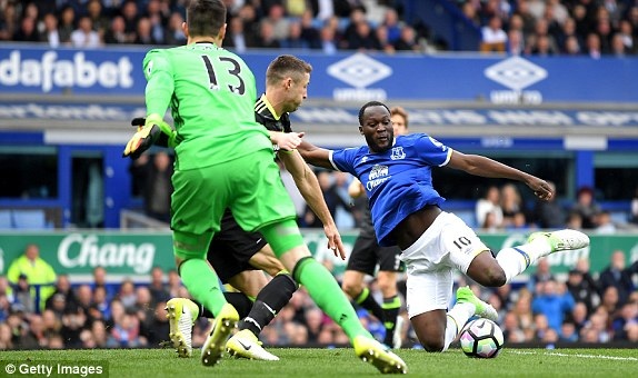 Everton 0-3 Chelsea: Lộ diện nhà vô địch - 5
Lukuaku (phải) dứt điểm với sau khi bóng bật ra