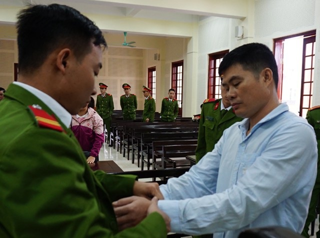 "Cõng" tiền án lưu hành tiền giả đi buôn ma túy - 1 Vừa thi hành xong bản án 18 năm tù về tội Vận chuyển, lưu hành tiền giả, Lương Văn Cường tiếp tục nhận bản án 20 năm tù về tội Mua bán trái phép chất ma túy