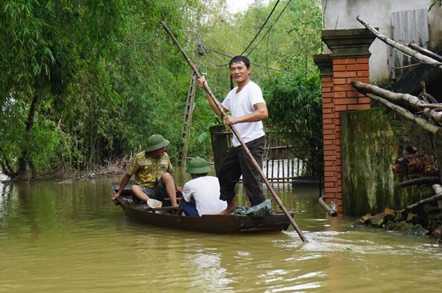 Nước sông Lam lên nhanh, người dân bình thản đón lũ - 4 Phương tiện di chuyển duy nhất của người dân vùng rốn lũ Hưng Nguyên là thuyền