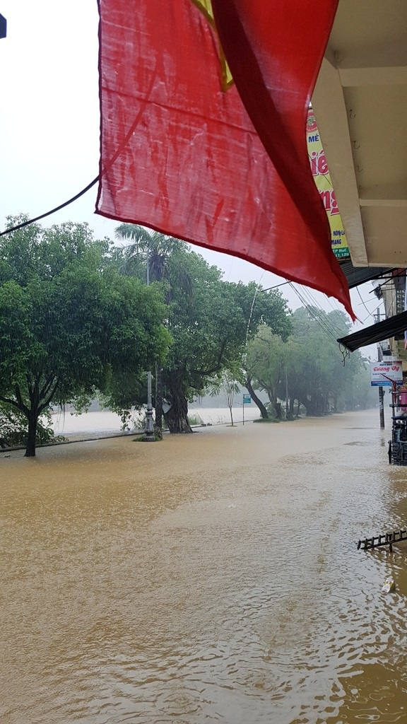 Mưa lớn kéo dài, nước dâng cao, lo lũ chồng lũ ở Huế - 5
Đường Huỳnh Thúc Kháng ngập nước toàn bộ, nước vẫn đang lên khá nhanh