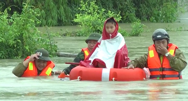 
Công an, bộ đội tập trung giải cứu trẻ em, người già và phụ nữ thoát khỏi vùng mưa lũ ngập lụt nguy hiểm (Ảnh: Nguyễn Duy)
