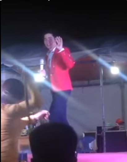 Ca sĩ Lưu Chí Vỹ bị bầu show chửi “thậm tệ”, khán giả tạt nước vì trễ show - 4 Thậm chí có một người phụ nữ còn muốn đánh anh...