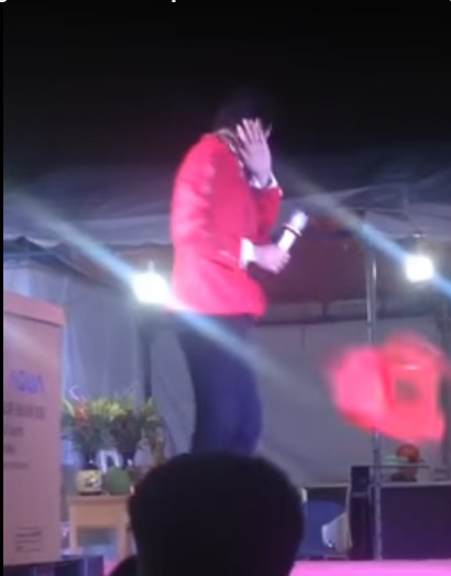 Ca sĩ Lưu Chí Vỹ bị bầu show chửi “thậm tệ”, khán giả tạt nước vì trễ show - 3 Một số người còn ném ghế về phía nam ca sĩ