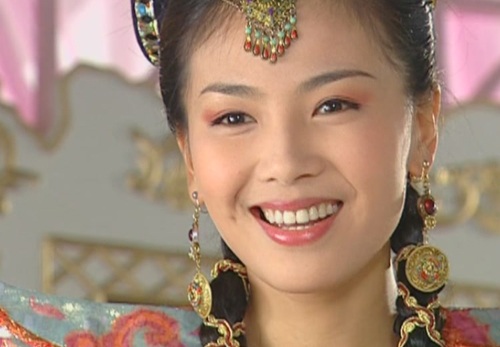 Ngưỡng mộ nhan sắc rạng ngời của nàng "A Châu" Lưu Đào khi bước vào tuổi 40 - 2
Năm 2003, cô tham gia phần ba của bộ phim truyền hình nổi tiếng Hoàn châu cách cách.
