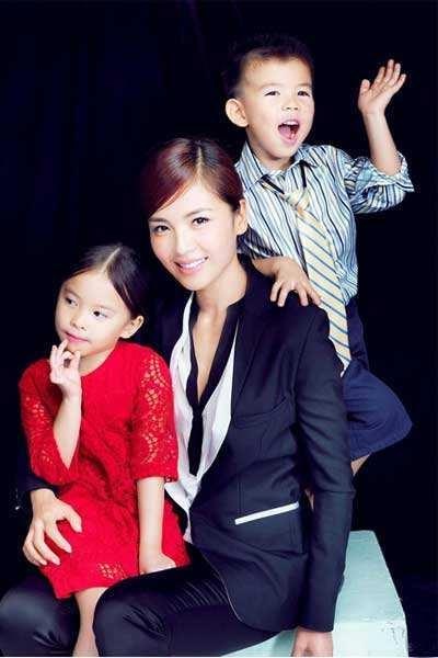 “Mỹ nhân” Lưu Đào cười rạng ngời bên hai “thiên thần” nhỏ - 13
Lưu Đào được ngợi ca là người phụ nữ tài sắc và thủy chung. Chuyện tình đẹp của cô với người chồng đại gia được nhiều người ngưỡng mộ.